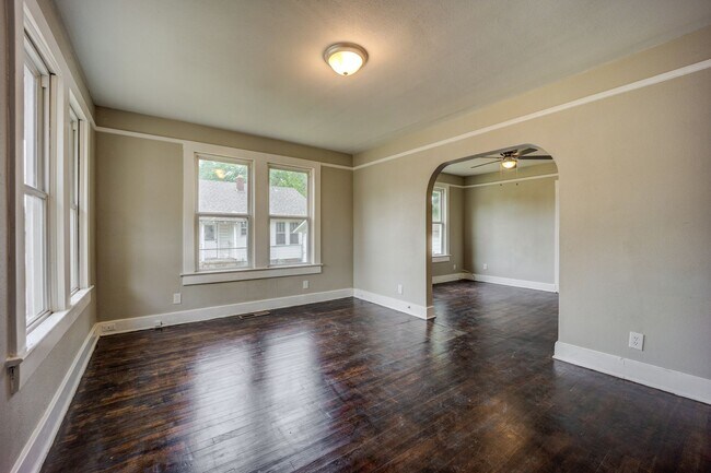 Building Photo - Freshly Updated 2 Bedroom House