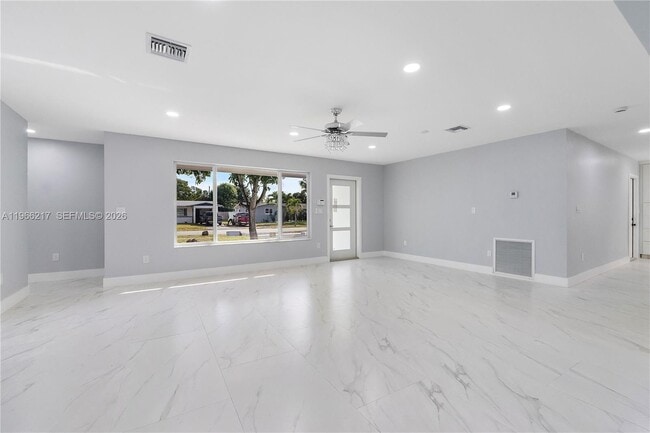 Building Photo - 4725 NW 5th Ct