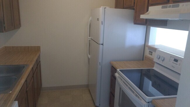 Building Photo - AMAZING LOCATION 2 Bed 1 Bath Townhouse in...