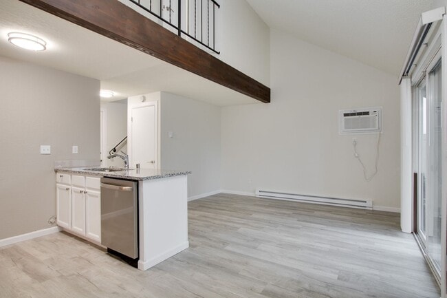 Building Photo - Crestline Triplex