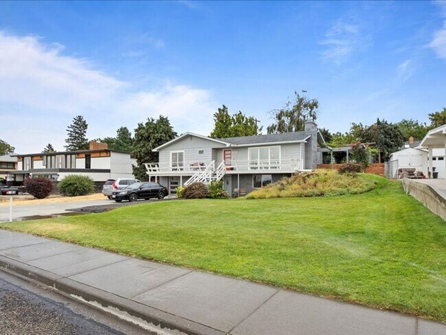 Building Photo - 3603 W Canal Dr