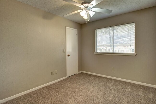 Building Photo - 11 Cottage Grove Pl