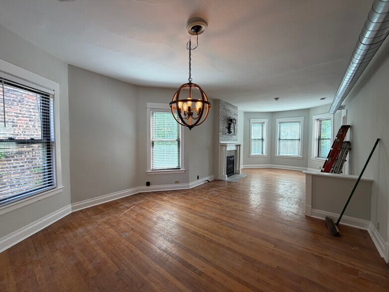Building Photo - 4335 N Damen Ave
