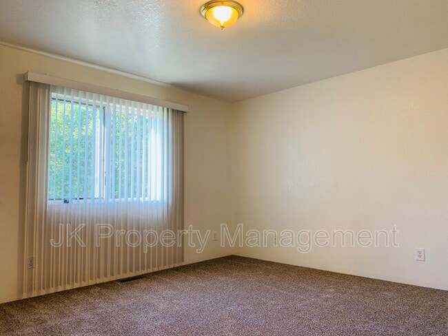 Building Photo - 1613 Sand Ct