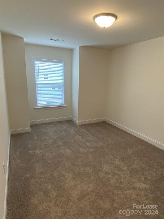 Building Photo - 1006 Moffat Ln