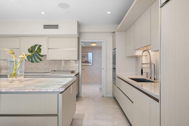 Building Photo - 101 S Fort Lauderdale Beach Blvd