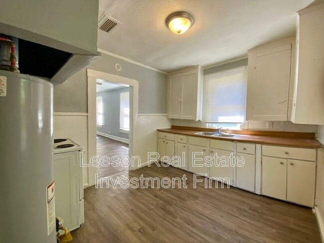 Building Photo - 262 E 68th St