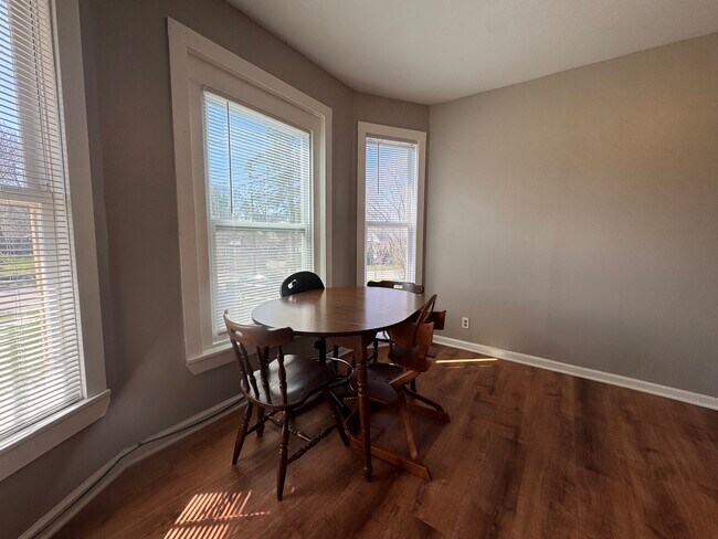 Building Photo - 370 Bent St