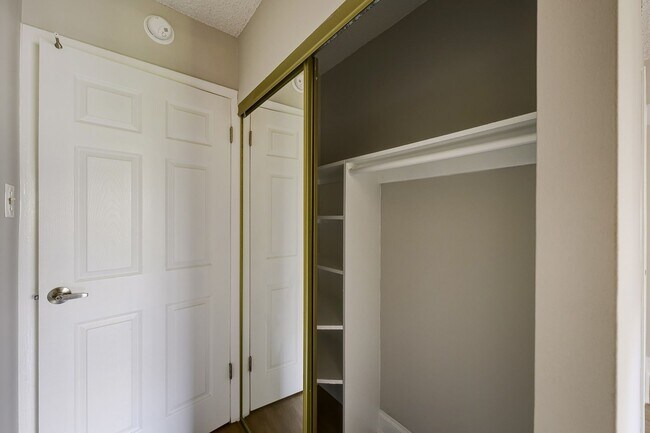 Building Photo - Two-level 2BR/2BA Condo with Balcony and Garage Parking
