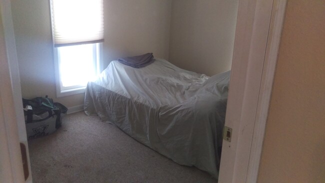 sunny nice bedroom - 602 8th St