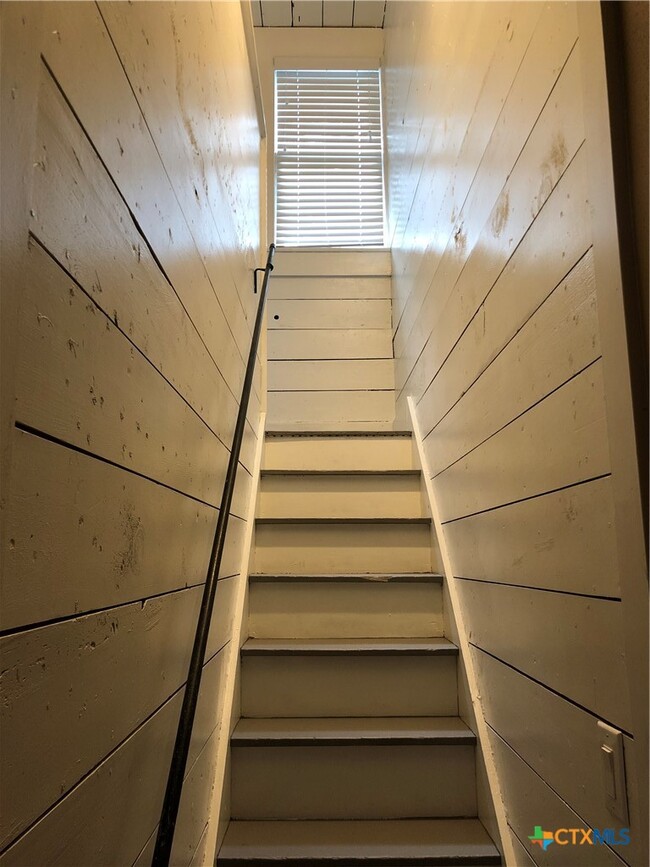 Building Photo - 414 W San Antonio St