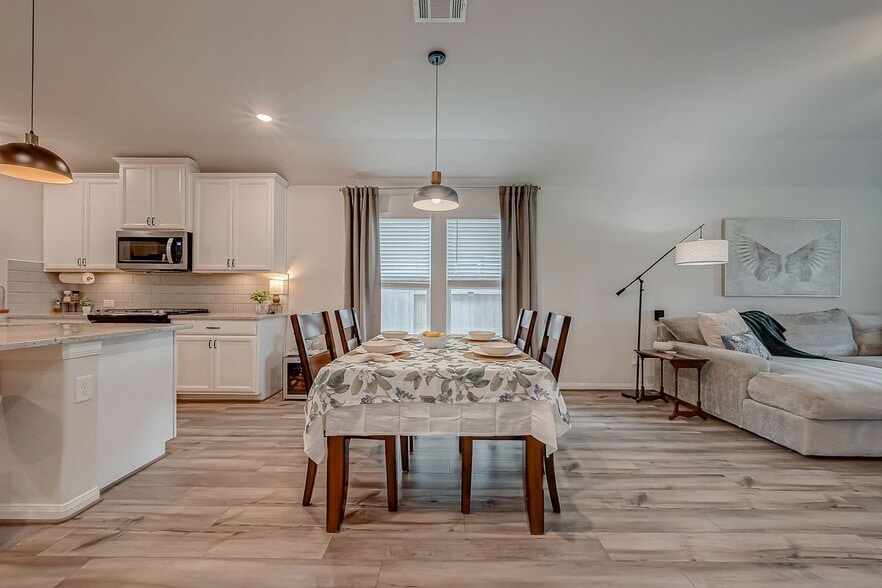 Building Photo - 2114 Cherryvale Dr