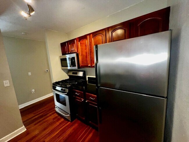 Building Photo - MOVE IN NOW!! Gated community Miriada! 1st floor 1X1.5 bath condo near pool area!!! Laminate wood...