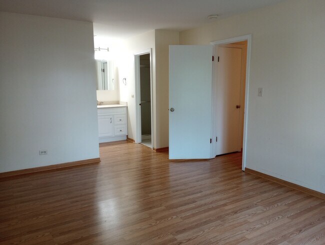 Building Photo - 826 Knottingham Dr
