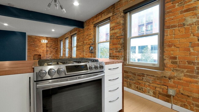 Building Photo - 978 N High St