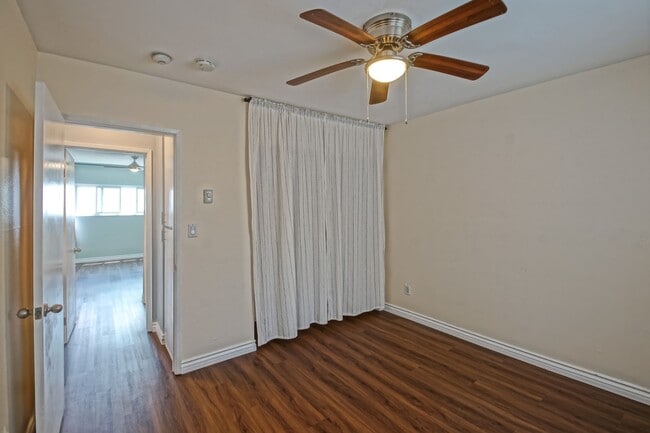 Building Photo - Bright & Spacious, Top-Floor 3BR3BA Condo ...