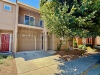 Building Photo - Great Layout, Newer Hamilton Condo - A/C - FOUNDATION -