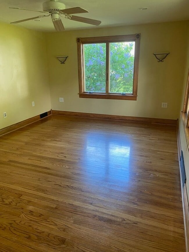 Building Photo - 124 Maxwell Ave