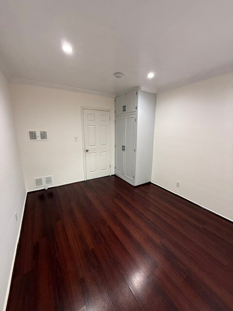Building Photo - 515 Thompson Ave