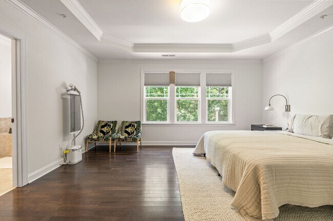 Building Photo - Convenient Carrboro Living in a Spacious 4 Bedroom Home