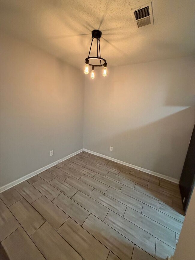 Building Photo - 1100 Chandler Dr
