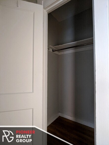 Building Photo - 953 W Cornelia Ave