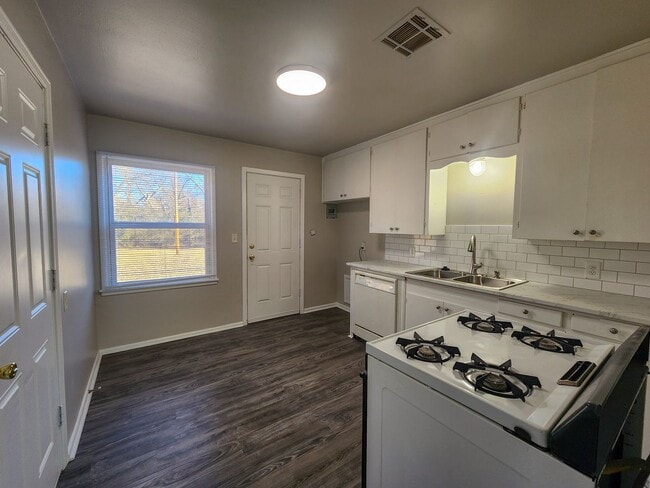 Building Photo - Cute 2 bed 1 bath house with 1 car garage