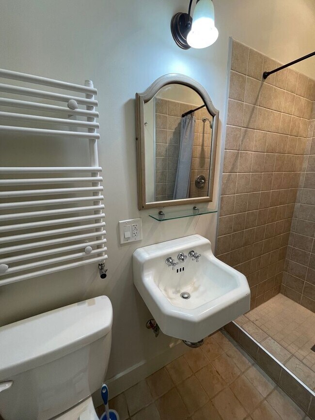 Building Photo - Renovated 3 Bedroom 2 Bathroom House Across From The Park