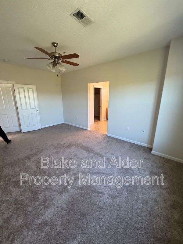 Building Photo - 10805 NE Red Wing Way
