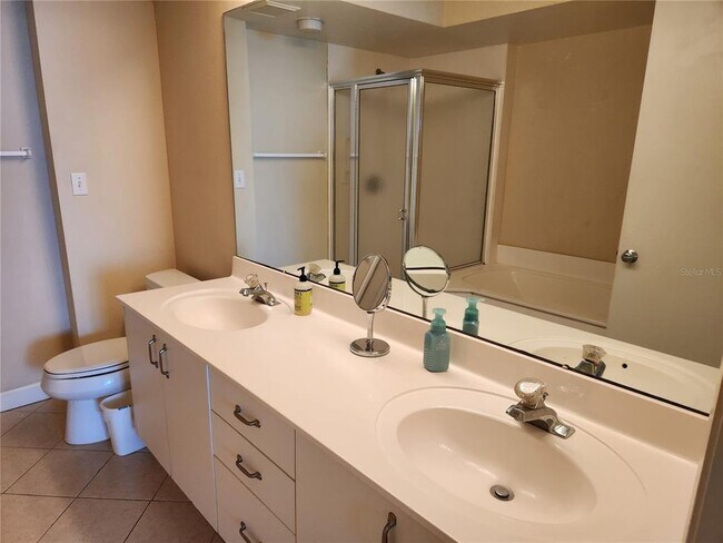 Building Photo - 6105 Bahia Del Mar Cir N