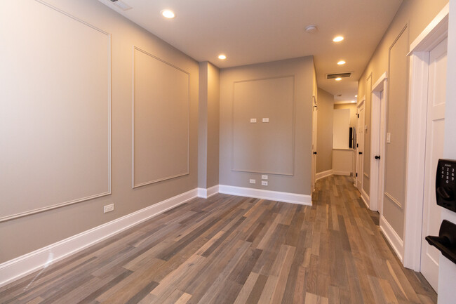Building Photo - 2850 W Barry Ave