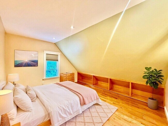 Building Photo - 12 Dunstan St