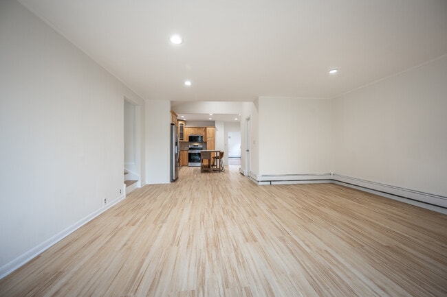 Building Photo - 14 Deane Pl