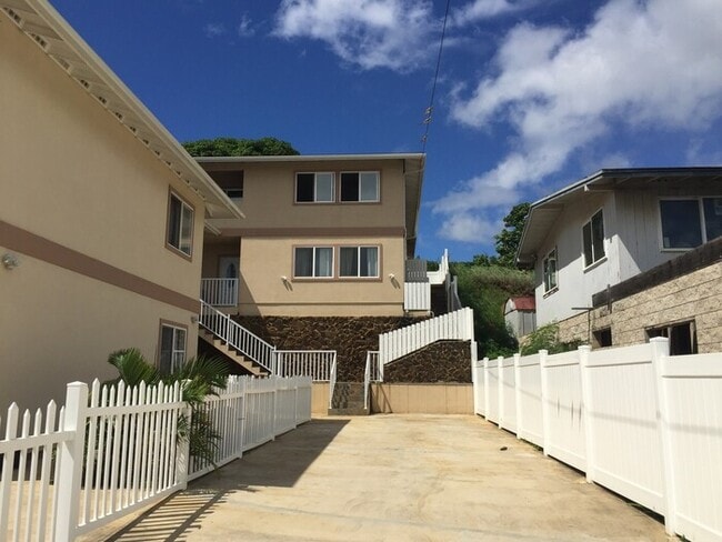 Building Photo - Aiea: 2 Bed, 1 Bath, 1 Parking, Duplex Unit