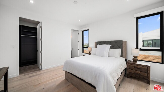 Building Photo - 2435 Penmar Ave