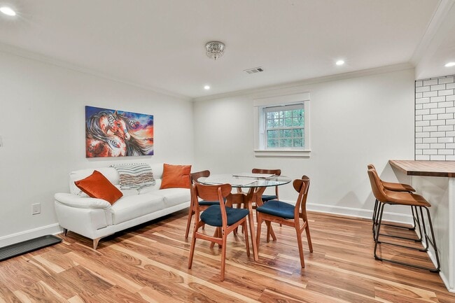 Building Photo - 410 Thornton Ln