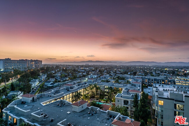 Building Photo - 13700 Marina Pointe Dr