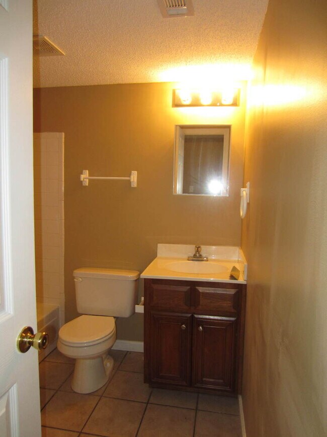 Building Photo - 2Bed/1Bath Apartment!