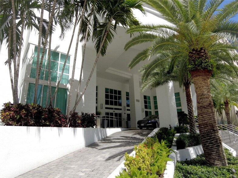 Primary Photo - 950 Brickell Bay Dr