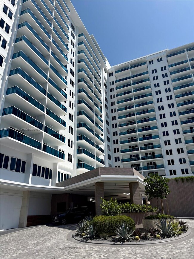 Building Photo - 2301 Collins Ave