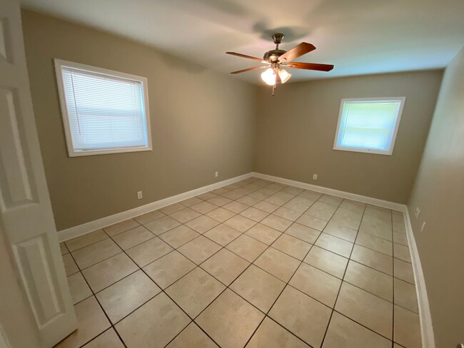 Building Photo - 2/1 Duplex off N. Monroe