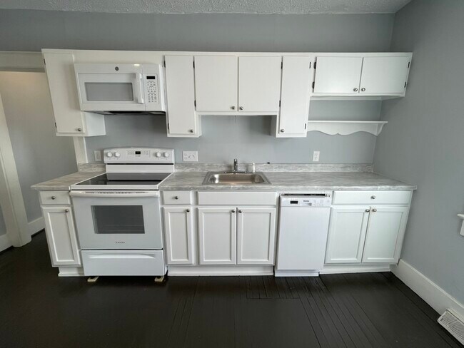 Building Photo - 2147 St James Dr