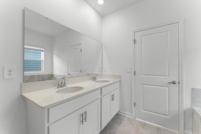 Building Photo - Solar panel Spacious 3 bedroom house with all appliances included.