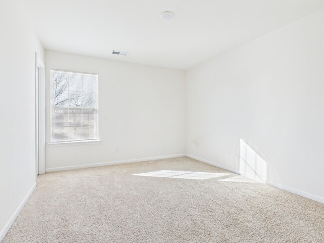 Building Photo - 2032 Highland Knoll Dr