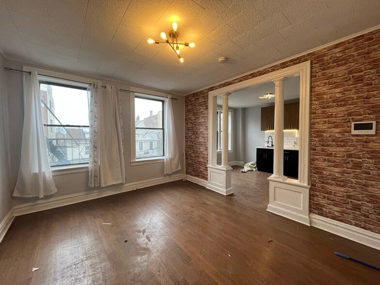 Building Photo - 87 Romaine Ave