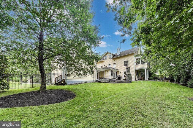 Building Photo - 5809 Grosvenor Ln