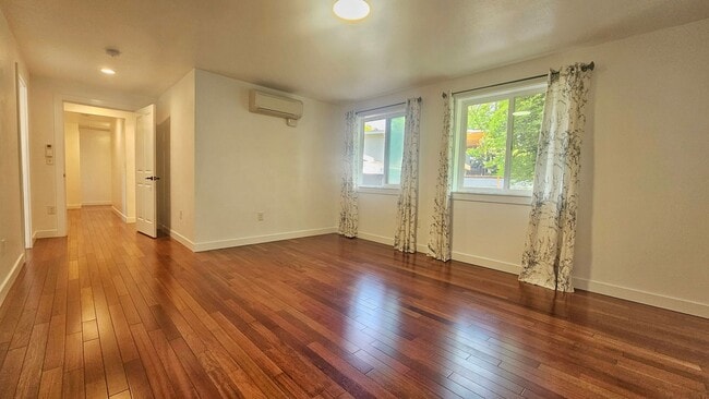 Building Photo - Spacious 4 Bed 3 Bath Home in Sought After...