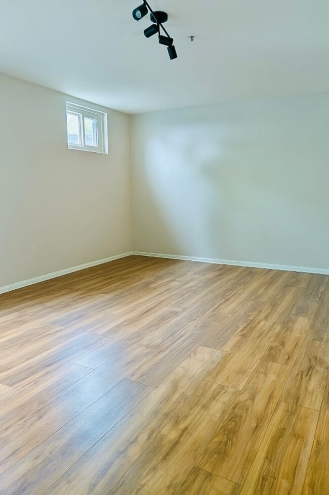 Building Photo - 3 Bedroom 1 Bathroom Apartment in Golden!