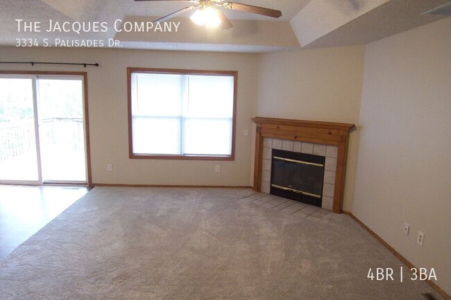 Building Photo - Very Clean 4 Bedroom 3 Bath Walk Out Basem...