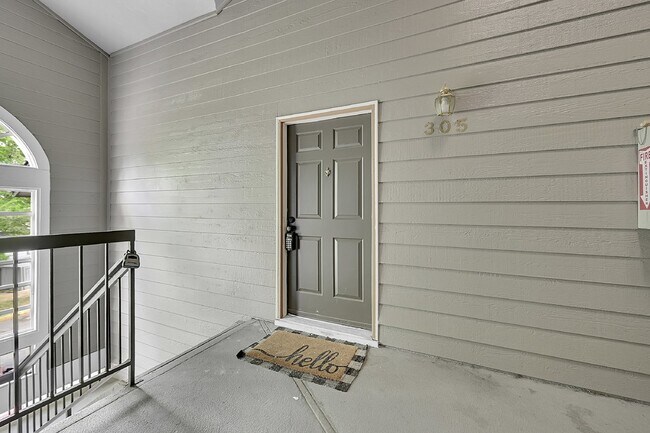 Building Photo - $1,750 - 2-Bed /1 bath Condo with Cozy Fir...